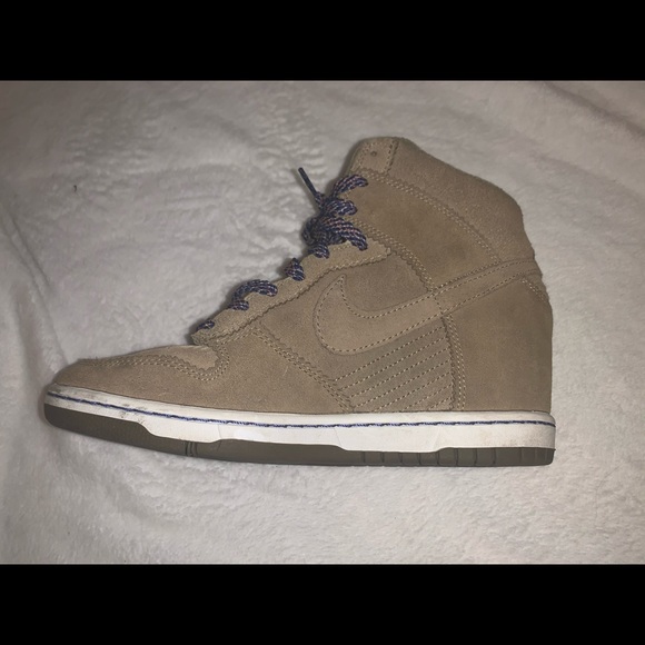 Nike women’s sneaker heel - Picture 3 of 4